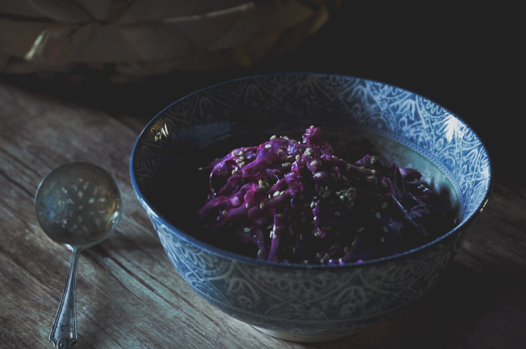 Insalata di cappuccio viola con salsa di acciughe e capperi – Sage Rosemary  and time